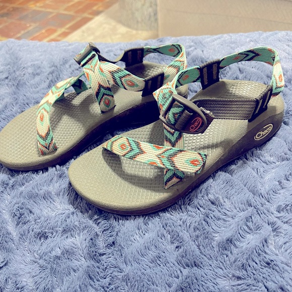 Chaco youth size 4 or women’s size 5.5 - Picture 2 of 2